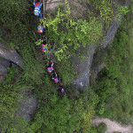 爬悬崖上学的孩子们或将得到钢制的梯子 爬悬崖上学的孩子们或将得到钢制的梯子