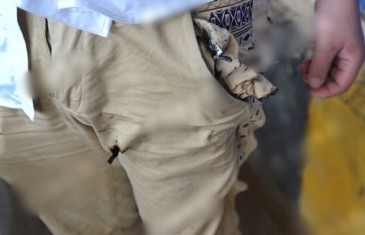 男子手机着火 大街上脱裤自救