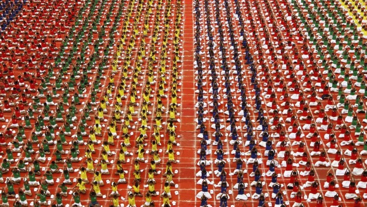 中印瑜伽大会开幕 千名学员一起表演瑜伽