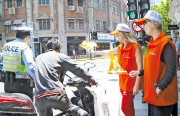 上海警察举办宣传活动教外国人中国交通法规