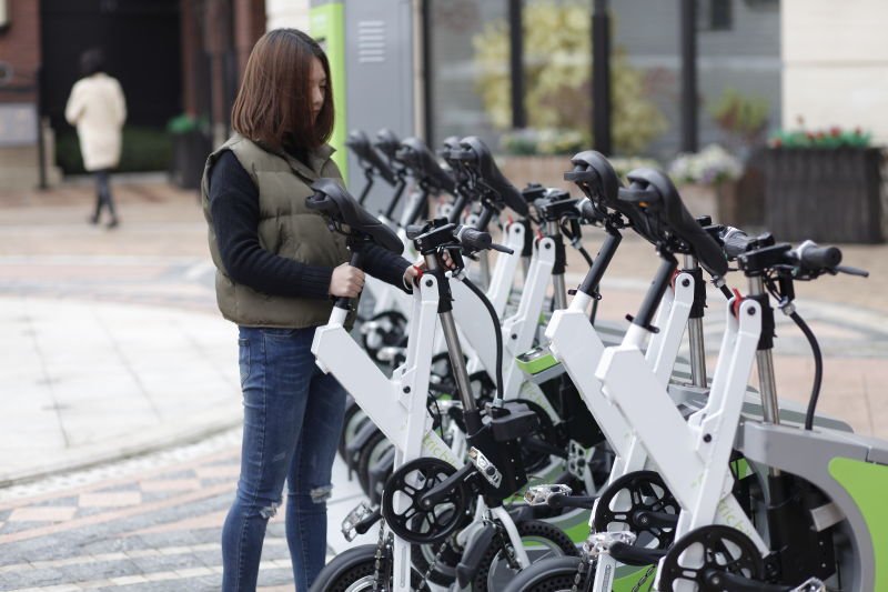 中国街道上出现可折叠电动自行车 a girl in china with a foldable ebike