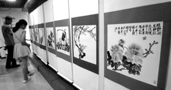 重庆11岁女孩举办水墨画展 ink paintings on display at an exhibition in chongqing