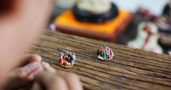 河南小伙喜欢做面塑 man making figurines on coins in china