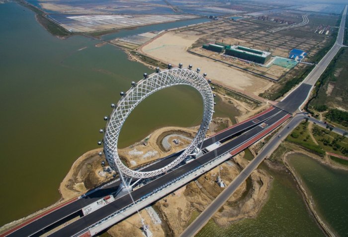 世界上最大的无轴摩天轮不久后在中国开放 top view of a ferris wheel on a bridge in china
