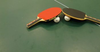 中国男子乒乓球队因身体疲劳退出比赛 table tennis bats and balls on the table