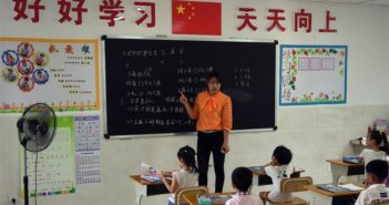 中国最南端的学校 classroom at a primary school in china