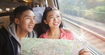 中国出境游客成为世界最大消费群体 couple with a map on a train