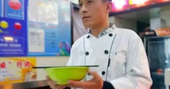 河南面馆老板七年来让老人免费吃面 man carrying a bowl of noodles in china
