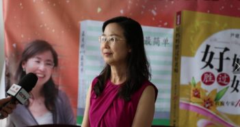 北京举行会议讨论《好妈妈胜过好老师》一书 author of a book giving a speech in china