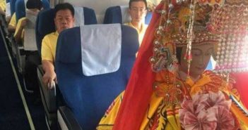 中国神像坐商务舱去马来西亚 deity on a business class seat