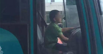 广州九岁男孩偷开大巴40分钟 side view of a boy driving a bus in guangzhou
