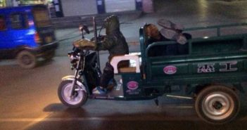 七岁男童做“代驾”,载醉酒父亲回家 Chinese boy rides drunk Dad home on motorcycle at pace