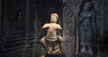 泰国决定归还16件柬埔寨文物,原为战时走私品 Front view of treasure depicting human like figures