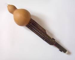 A side on view of the Chinese instrument Hulusheng