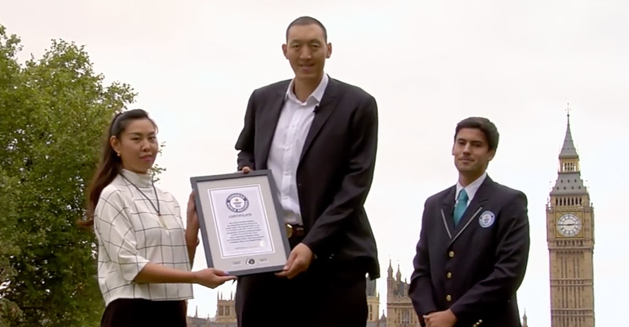 中国夫妻成世界吉尼斯纪录最高夫妻 chinese couple receiving their guiness world record certificate