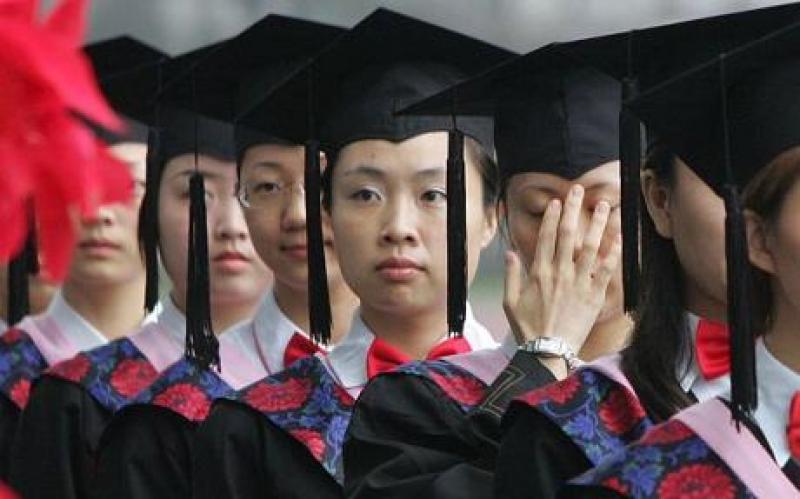 大学生抽签选专业 close up of graduating students in a line