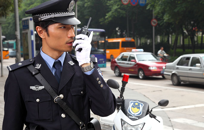 苏州司机收到186张违停罚单 chinese traffic officer on his radio