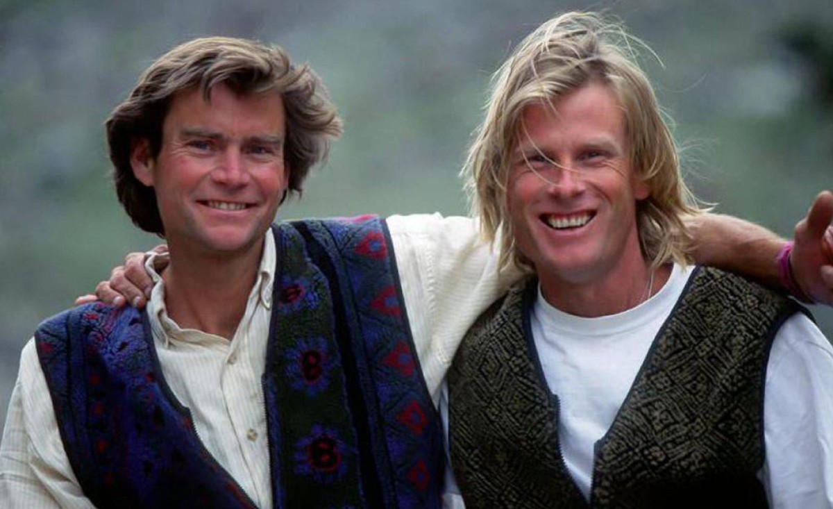 美籍登山者雪崩遇难 遗体冰封16年被发现 Alex Lowe and David Bridges posing for a photo