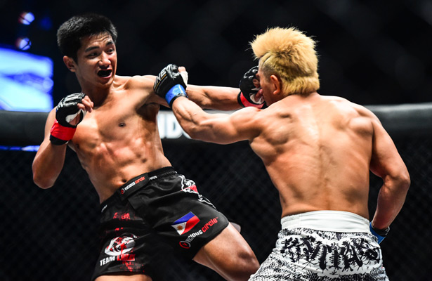 MMA 将扩大中国市场 two fighters competing in an mma fight