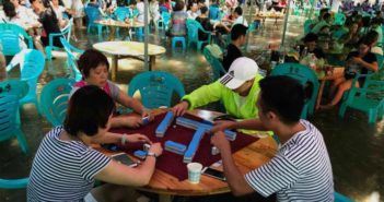重庆人在水中打麻将