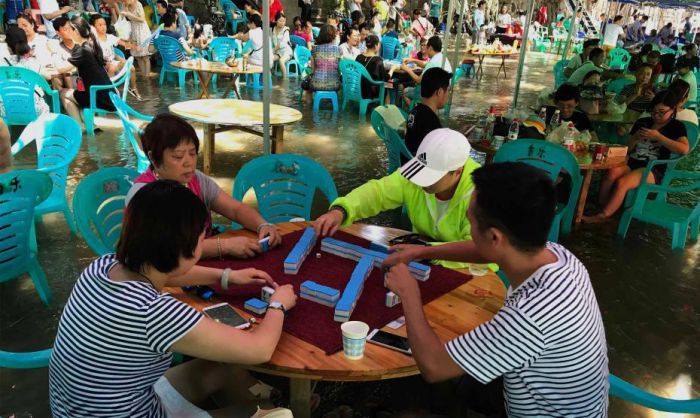 重庆人在水中打麻将