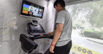 “共享健身房”现身北京一居民小区 man in shared exercise room