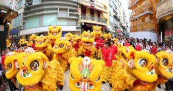 武术和舞龙舞狮比赛在澳门盛大举行 dragon and lion dance in macau street