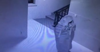 男子为了躲避监控,用床单把自己裹成鬼一样 surveillance camera showing man covered in bed sheets