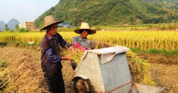 四川省计划到2020年消除绝对贫困 two farmers working the field in sichuan