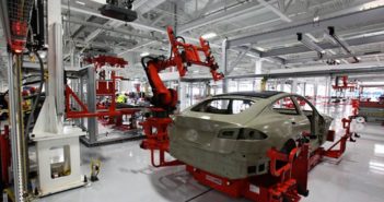特斯拉计划在中国建超级工厂 back view of car being manufactured in tesla factory
