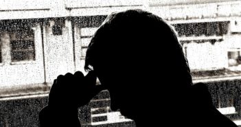 中国启动抑郁症项目 规模为世界之最 outline of head in front of rainy window