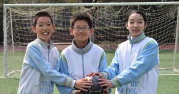 中国男孩出版两本英文书,给贵州小学建足球场 three children holding a football