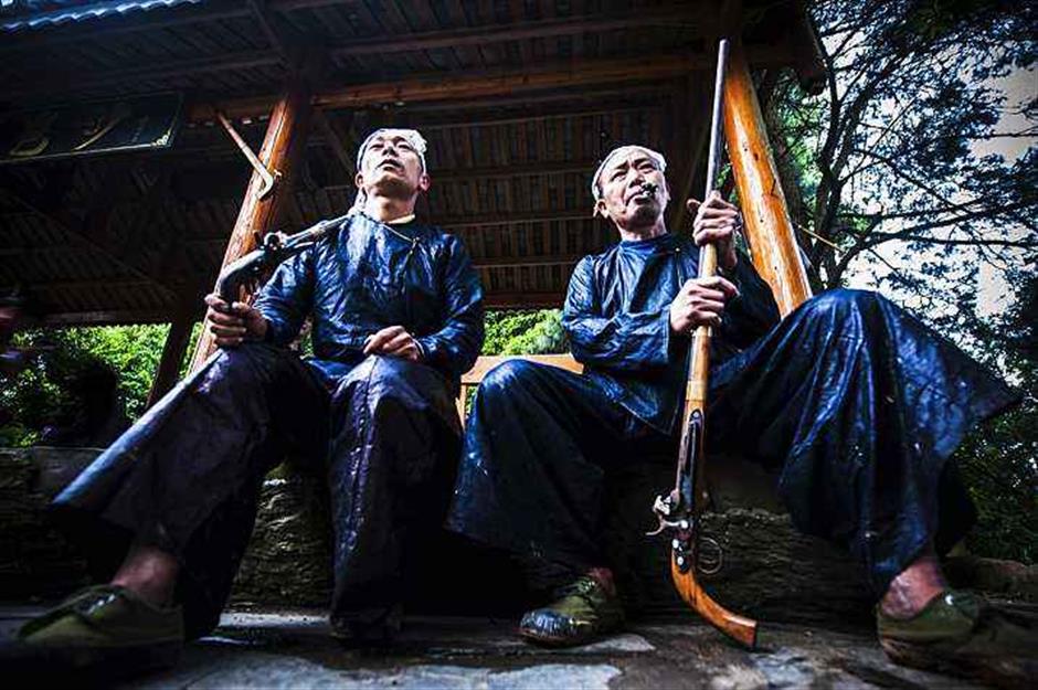 中国最后一个持枪部落望延续传统 tribesmen with guns in china