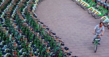 中国共享经济达到顶峰了吗? rows of shared bikes in china
