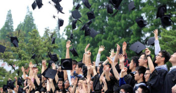 五十年来,中国大学生入学“三件套”有哪些变化? uni graduates throwing hats in the air in china