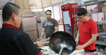 在摩洛哥做中国菜月入10万元 people cooking in a restaurant kitchen