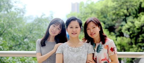 学生和老师成同事 three women posing for a picture