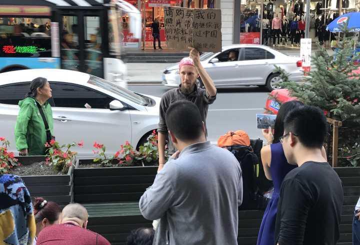 老外卖照片 价格随意 foreign man holding sign in street in china