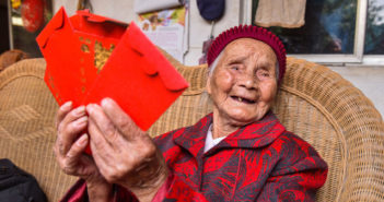 成都一老人过117岁生日 old lady with birthday hongbao in china