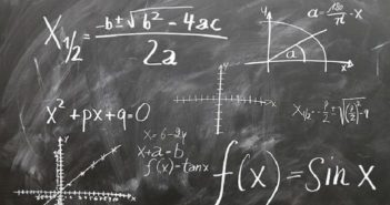 认为“高考选物理不安全”的考生正在减少 blackboard with equations