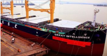 中国第一艘“智能船”在上海亮相 docked smart ship in shanghai