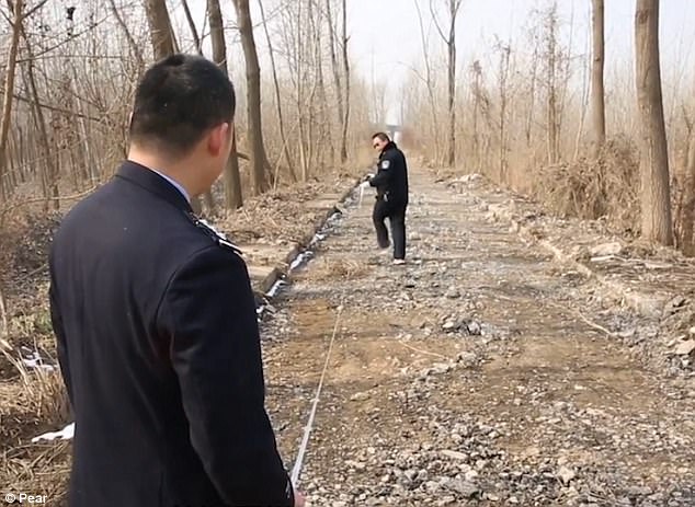 村民偷走800米水泥路上的水泥,只卖了5000元 police measuring a road in china