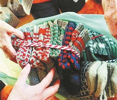 天津爱心老人给交警织了90双袜子 bundle of knitted socks