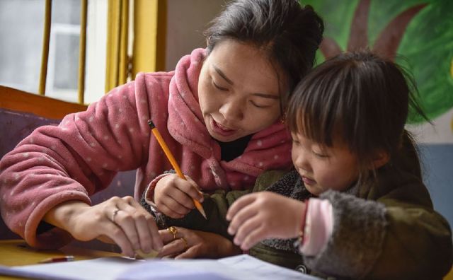 妈妈和女儿是同学 mother and daughter in classroom