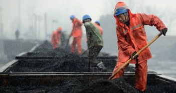 中国将全面改善技术工人福利待遇 workers loading coal onto railcars in china
