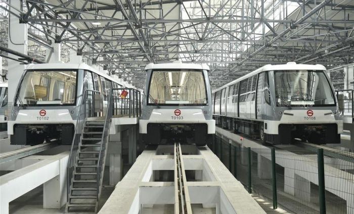 上海无人驾驶地铁3月31日试运营 front view of three driverless metro trains in shanghai