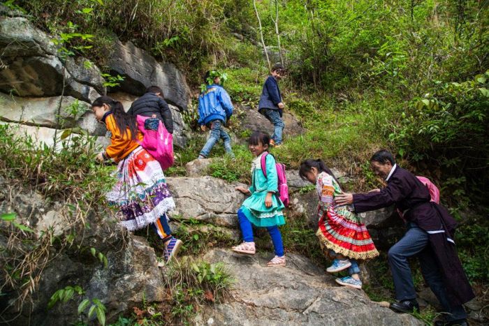 贵州学生爬山路上学,一老师护送31年 children and teacher climbing mountain roads