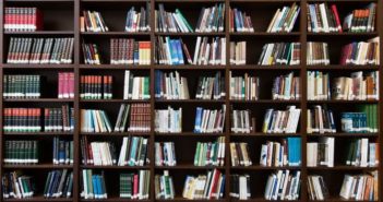中国的二手书文化 bookshelf with books