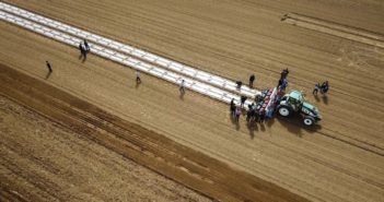 无人驾驶拖拉机在新疆农地使用 top view of a self-driving tractor working on field in xinjiang
