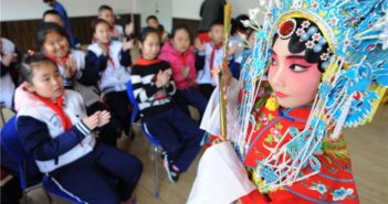 小学生们爱上京剧 peking opera performance at primary school